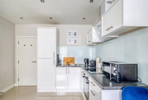 Blue Horizon 1-Bedroom Apartment Near Hospital Apartment in Cardiff