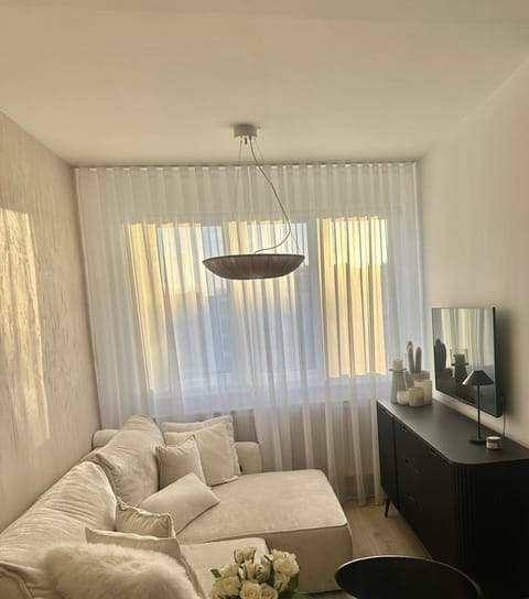 Bed, TV and multimedia, Living room, Photo of the whole room, Seating area