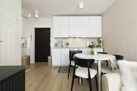 Kitchen or kitchenette, Seating area, Dining area, stove