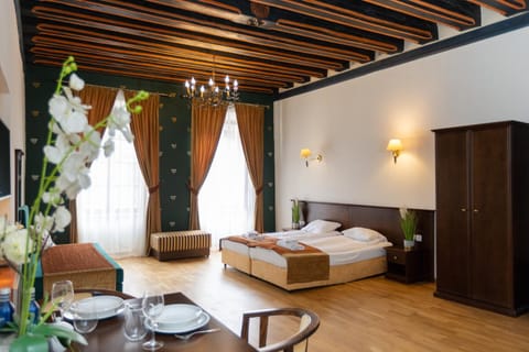 Bed, Seating area, towels