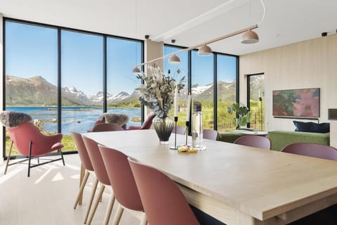 Living room, Seating area, Dining area, Mountain view