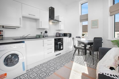 Kitchen or kitchenette, Seating area, oven, stove, toaster, washing machine