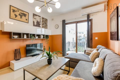 Communal lounge/ TV room, TV and multimedia, Living room, Seating area, Dining area, Evening entertainment, air conditioner