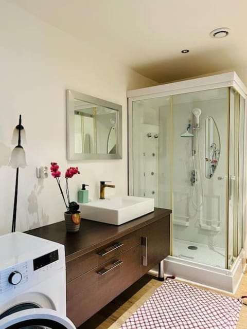 Shower, Bathroom, towels