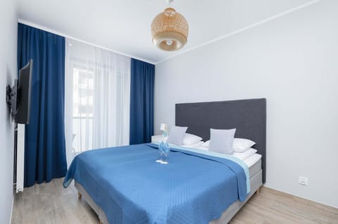 Bed, TV and multimedia, Photo of the whole room, Bedroom, towels