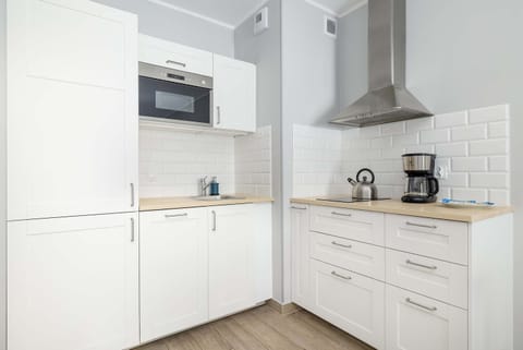 Coffee/tea facilities, Kitchen or kitchenette, stove