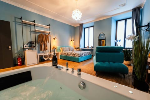 Bed, Hot Tub, Drinks, minibar
