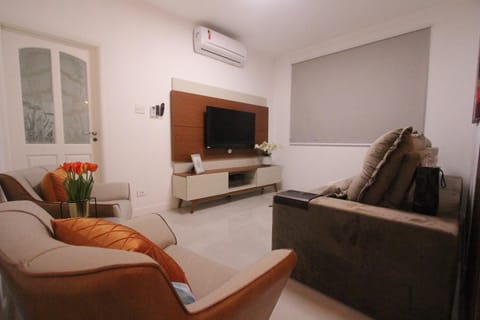 Communal lounge/ TV room, TV and multimedia, Living room, Seating area, air conditioner