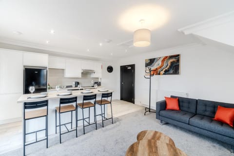 Kitchen or kitchenette, Living room, Seating area, Dining area