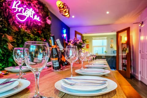 Seating area, Dining area, Drinks