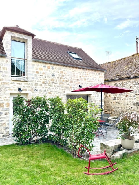 Property building, Patio, Spring, Garden, Dining area, Garden view, sunbed