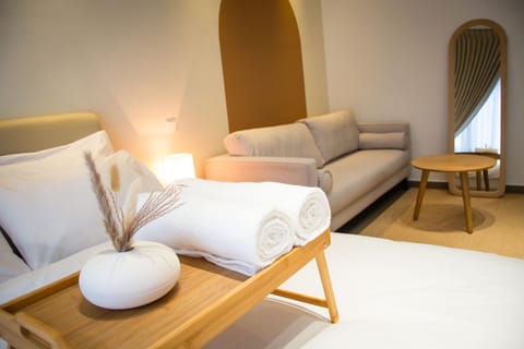 Bed, Living room, Photo of the whole room, Seating area, Bedroom
