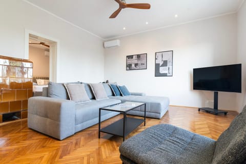 TV and multimedia, Living room, Seating area, air conditioner