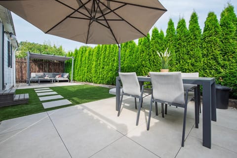 Day, Garden, Seating area, Dining area