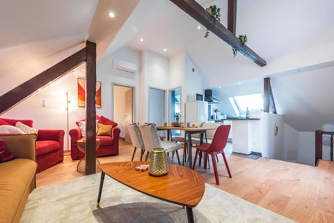 Kitchen or kitchenette, Seating area, Dining area