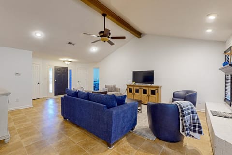 3BR Charming House with Cozy Fireplace and Patio House in Conway