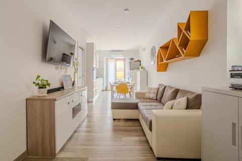 TV and multimedia, Living room, Seating area, Evening entertainment