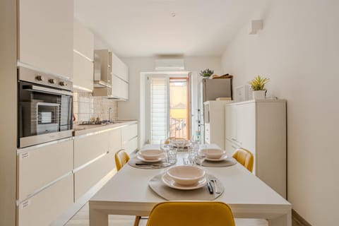 Coffee/tea facilities, Kitchen or kitchenette, Food and drinks, Dining area, Food, oven, stove