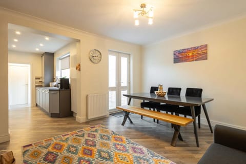 Kitchen or kitchenette, Living room, Seating area, Dining area