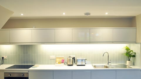 Coffee/tea facilities, Living room, dishwasher, oven, stove, toaster, kitchen