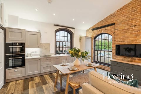 TV and multimedia, Kitchen or kitchenette, Dining area, dishwasher, oven, stove