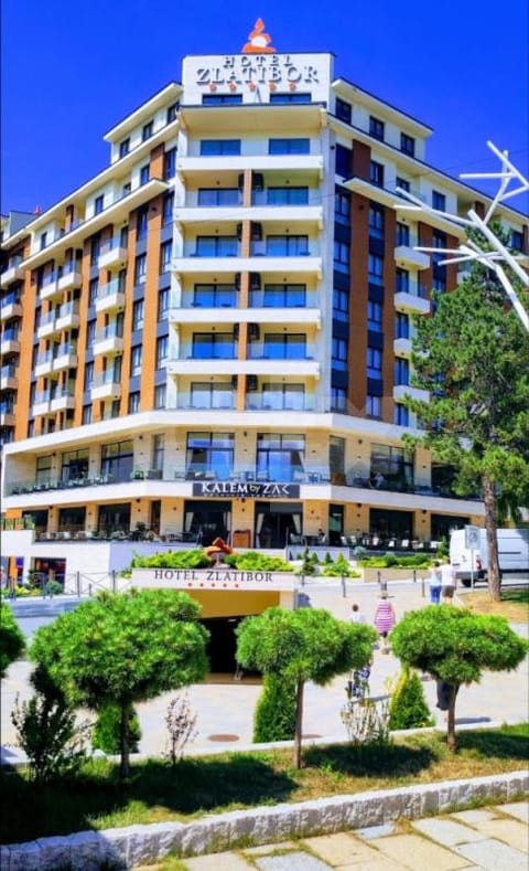 Property building, Day, City view, Location