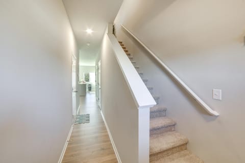 10 Mi to Grand Rapids Modern Townhome! House in Kentwood