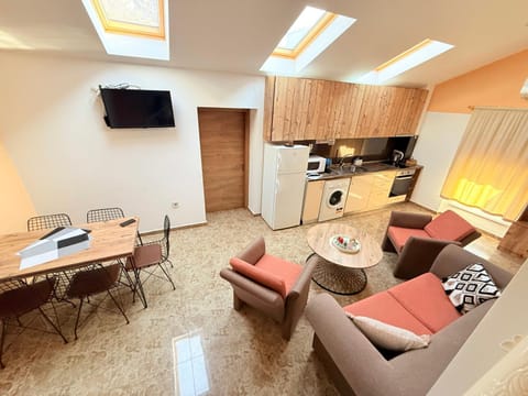 TV and multimedia, Kitchen or kitchenette, Living room, Seating area