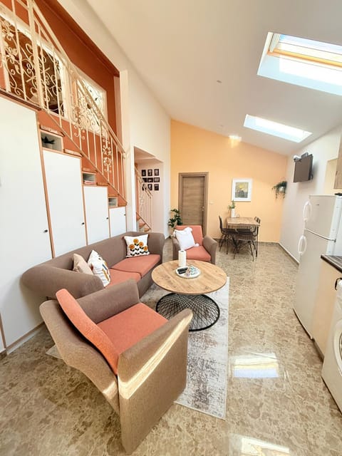 TV and multimedia, Kitchen or kitchenette, Living room, Seating area, Dining area