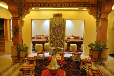 Restaurant/places to eat, Living room, Seating area, Dining area