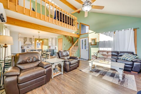 Lakefront Cabin Kayaks, Paddle Boards and Fishing Cabin in Coolbaugh Township