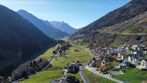 Nearby landmark, Day, Neighbourhood, Natural landscape, Bird's eye view, Mountain view