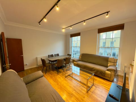 Communal lounge/ TV room, TV and multimedia, Living room, Seating area, Dining area