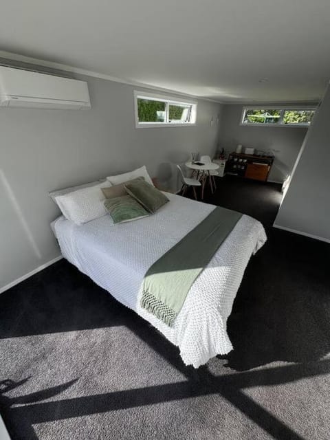 Bed, Photo of the whole room, Bedroom, air conditioner
