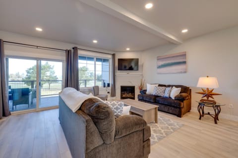 Balconies with Scenic River Views Hammond Townhome! House in Hammond