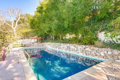 Less Than 1 Mi to UCLA Pet-Friendly Extended Stay Unit! Apartment in Westwood