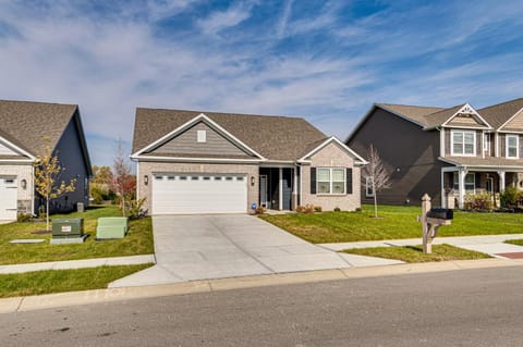 5 Mi to Fort Harrison Home with Pool Access! House in Indiana