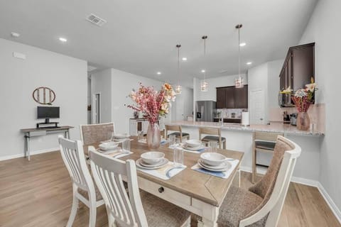 Luxury Retreat in Serene Surroundings, 4 Bedrooms Corporate House, Entire house with full amanities, Convenient location Near Medical Centers and Downtown House in Temple