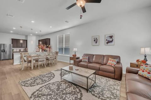 Luxury Retreat in Serene Surroundings, 4 Bedrooms Corporate House, Entire house with full amanities, Convenient location Near Medical Centers and Downtown House in Temple