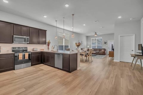 Luxury Retreat in Serene Surroundings, 4 Bedrooms Corporate House, Entire house with full amanities, Convenient location Near Medical Centers and Downtown House in Temple