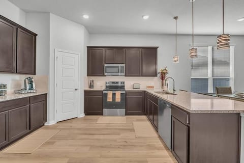 Luxury Retreat in Serene Surroundings, 4 Bedrooms Corporate House, Entire house with full amanities, Convenient location Near Medical Centers and Downtown House in Temple