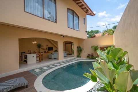 Property building, Patio, Pool view, Swimming pool, sunbed