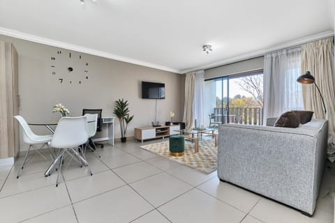 Lounge or bar, Seating area, Dining area