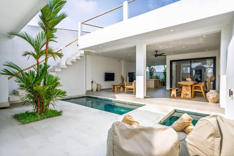 Property building, Day, Swimming pool, Swimming pool