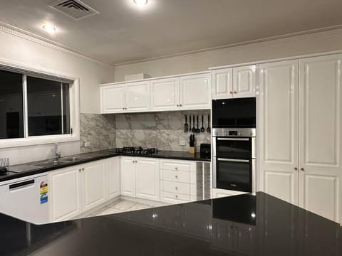 6-BR house in prime location with fantastic views House in Tasmania