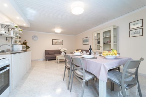 Kitchen or kitchenette, Living room, Seating area, Dining area, oven, stove