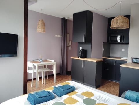 Bed, TV and multimedia, Dining area, towels