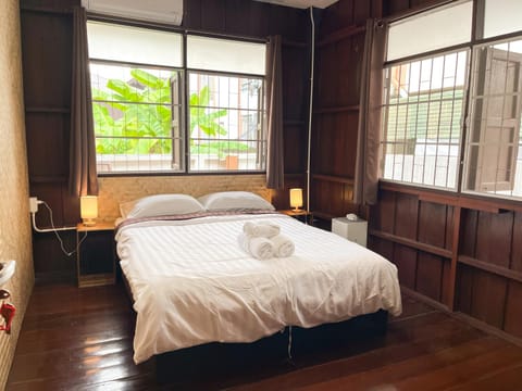 Bed, Bedroom, towels