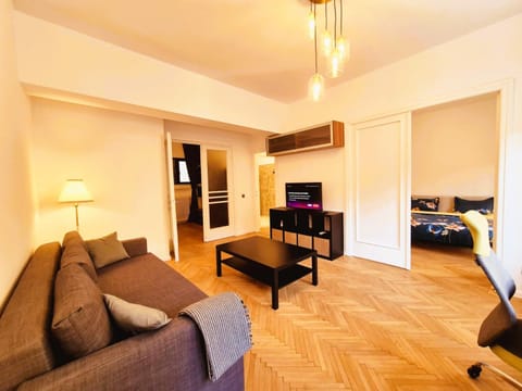 Communal lounge/ TV room, TV and multimedia, Living room, Seating area, Evening entertainment