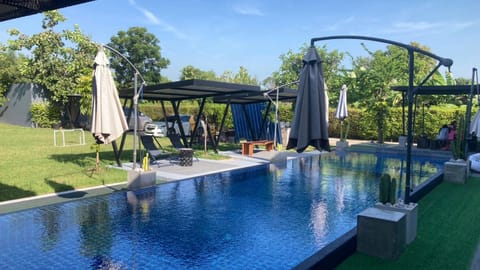 Day, Swimming pool, sunbed